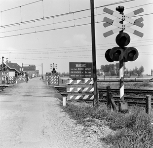 167641 Gezicht op de spoorwegovergang in de spoorlijn Lage Zwaluwe-Breda, nabij Zevenbergschenhoek.